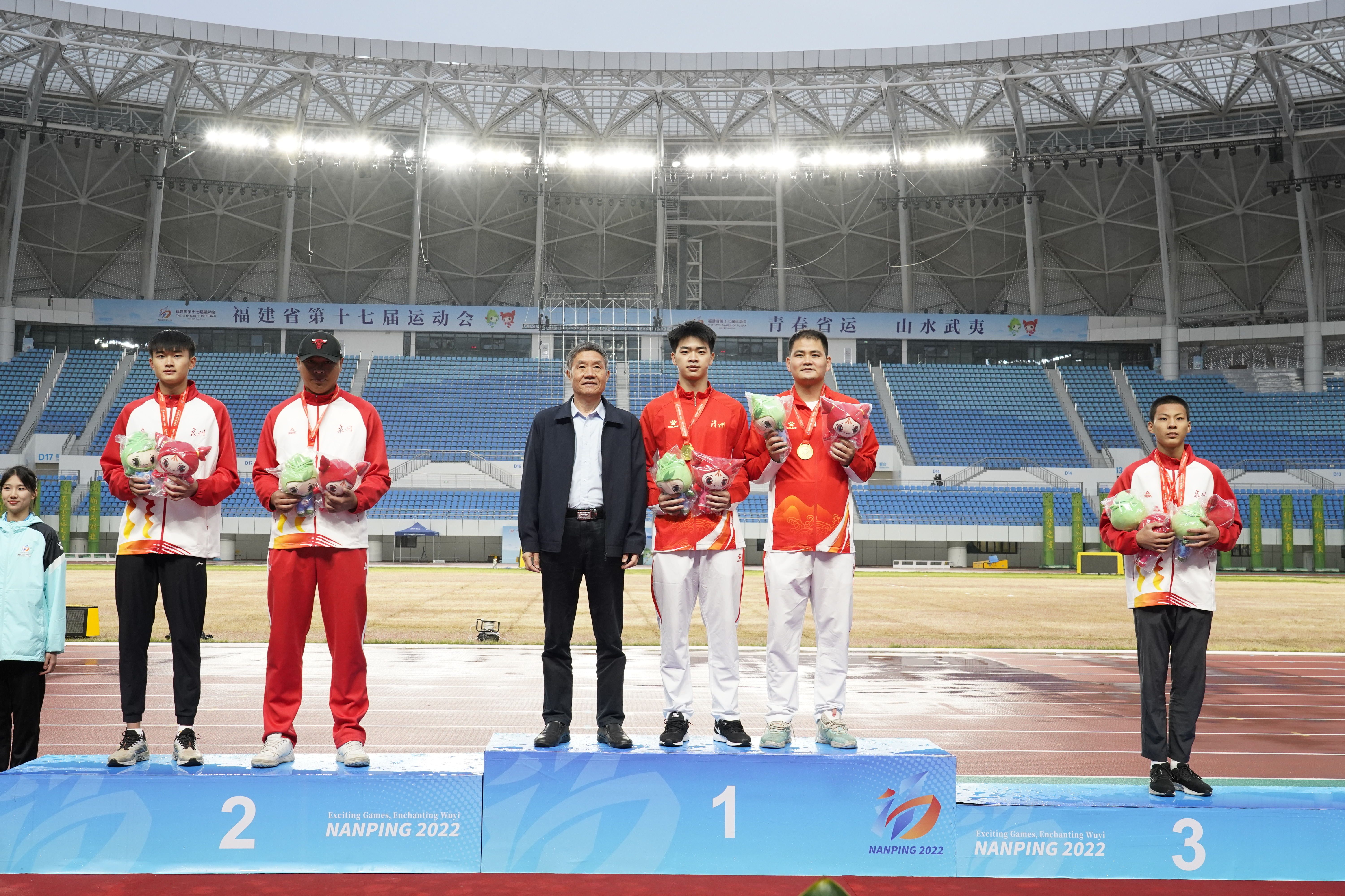 U020221201555102520145.jpg 男子乙组撑竿跳高金牌.jpg