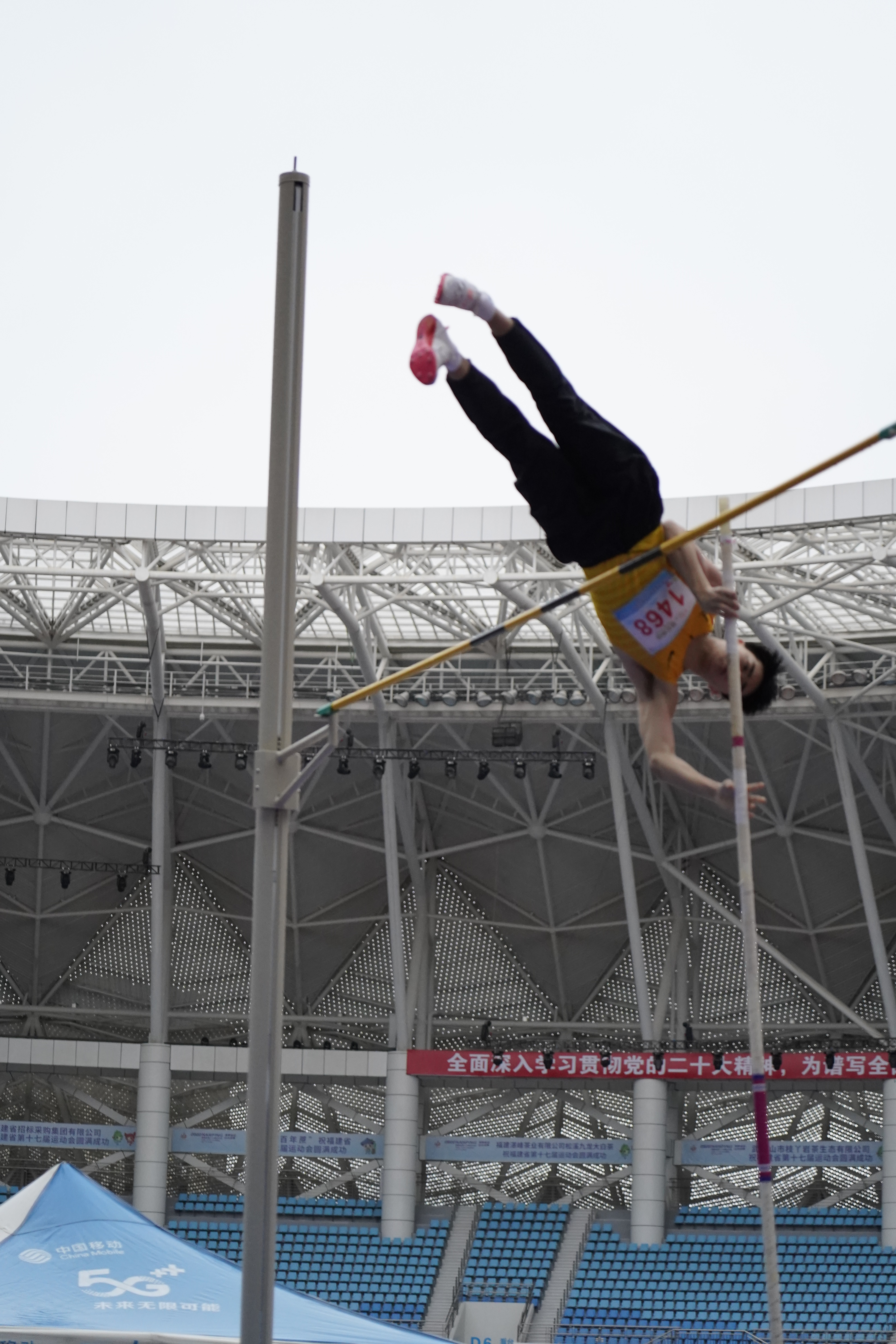 U020221201555119923977.jpg 男子乙组撑竿跳高现场.jpg